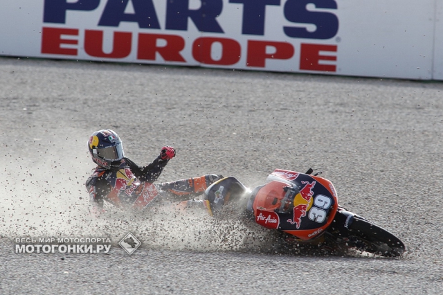 Луис Салом теряет титул, упав на 14-м круге решающей гонки Moto3