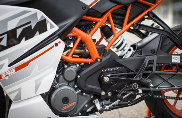 Шасси KTM RC 390 (2015) отличается от Duke, оно короче на 28 мм и имеет другую геометрию
