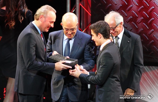 FIM MotoGP AWARDS 2014: Вито Ипполито и Кармело Эспелета вручают Маркесу чемпионскую табличку для установки в Башню Чемпионов