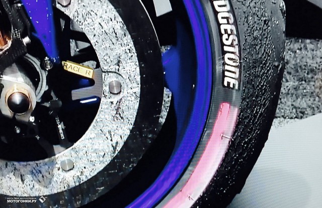 MotoGP 2015 Americas GP 2st Round: покрышка Hard переднего колеса Yamaha M1 Валентино Росси после финиша 