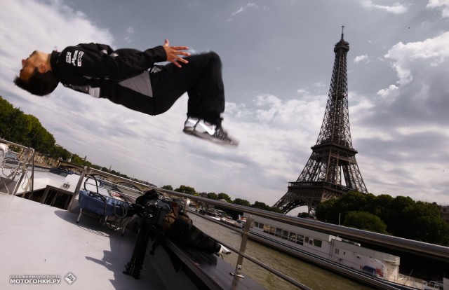 #FrenchGP: Жоан Зарко исполнил свое знаменитое сальто для фотографов на фоне Эйфелевой Башни, но не на берегу, а прямо на речном трамвайчике