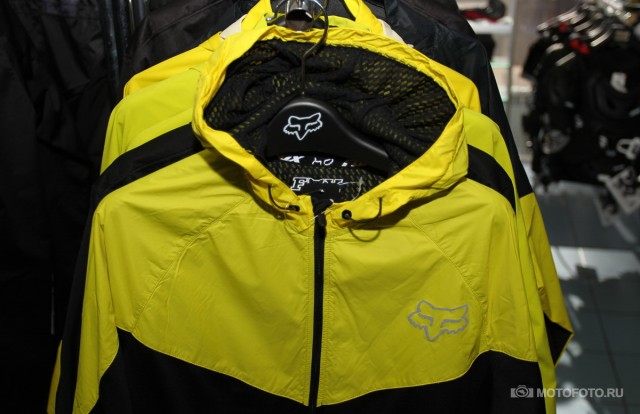 Пять стильных штучек от FOX Head с Алексеем Айсиным: высокотехнологичная велокуртка Fox Diffuse Jacket Yellow - защитит плечи от небольшого дождя во время тренировки