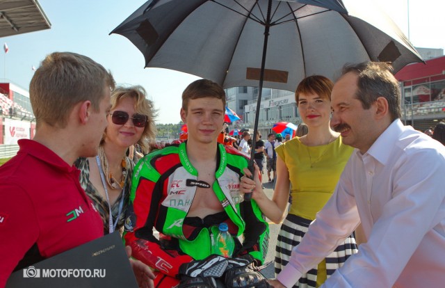 RSBK - Финальная гонка Supersport на Moscow Raceway: Алексей Иванов с семьей на поул-позиции, но нужна только победа