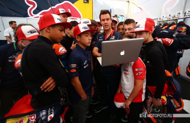 Дани Рибальта - тренер по технике пилотирования в MotoGP Red Bull Rookies Cup на брифинге