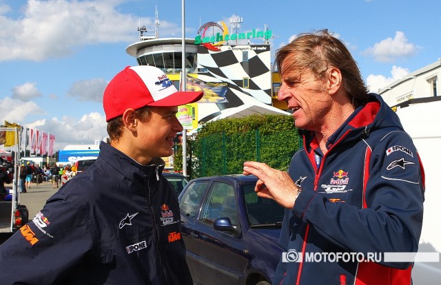Special - MotoGP Red Bull Rookies Cup: Макар общается со своим тренером Агустом Авингером, пилотом Гран-При из 70-х