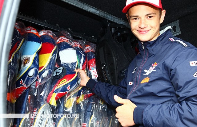 MotoGP Red Bull Rookies Cup: Макар демонстрирует набор запасной экипировки Alpinestars