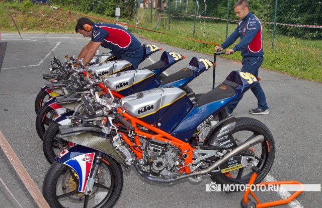 Мотоциклы KTM RC250R в версии для MotoGP Red Bull Rookies Cup - у всех одинаковые, мощность мотора 49,9 л.с.