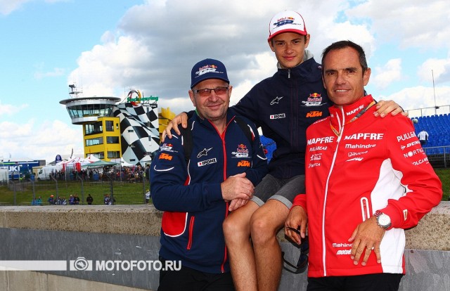 MotoGP Red Bull Rookies Cup: Макар Юрченко со своим отцом и менеджером, Борисом, а также менеджером Ксавье Бернатом на пит-лейне Sachsenring Circuit