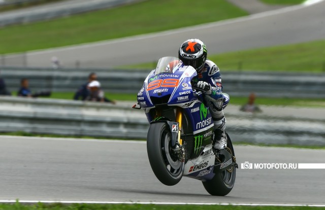 MotoGP 2014 Czech GP: Хорхе Лоренцо (Yamaha Factory) на взлетной обратной прямой, ведущей к 13-му повороту