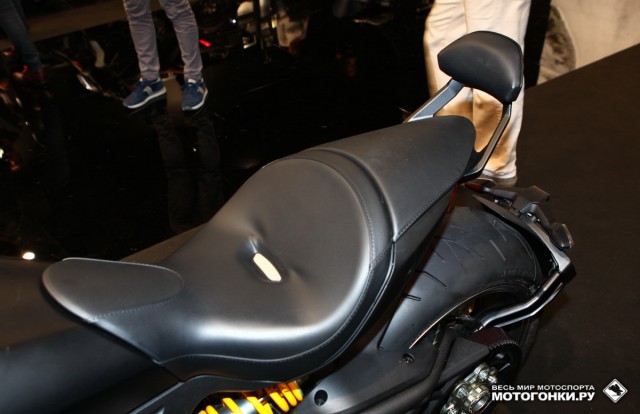 EICMA-2015: Картинки с выставки - Ducati XDIAVEL - как вариант, комфортное седло для двоих, со спинкой