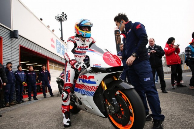 Honda Racing Thanks Days 2015: пилот Формулы-1 Фернандо Алонсо впервые в жизни пробует прототип MotoGP Honda RC213V