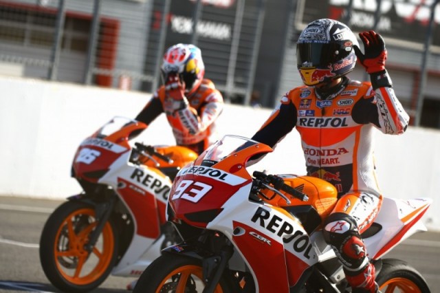 Honda Racing Thanks Days 2015: Маркес и Педроса по-братски пропустили соперников увеселительной гонки Honda CBR250 Dream Cup вперед на стартовой решетке
