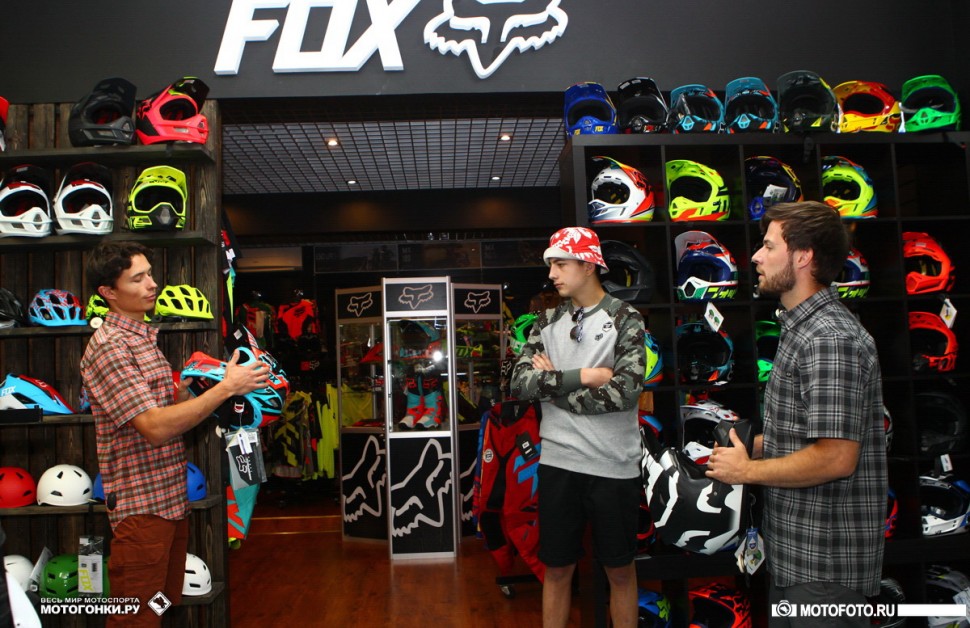 FOX Army: Downhill meets Freestyle Motorcross - Николай Пухирь объясняет разницу между кроссовыми и шлемами для даунхилл