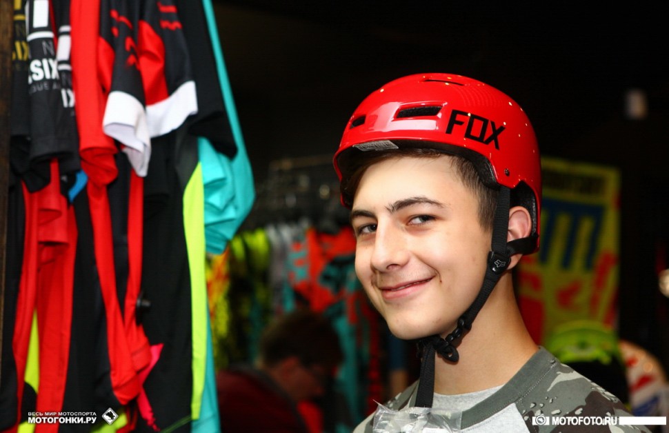 FOX Army: Downhill meets Freestyle Motorcross - какой бы не был шлем, он защитит!