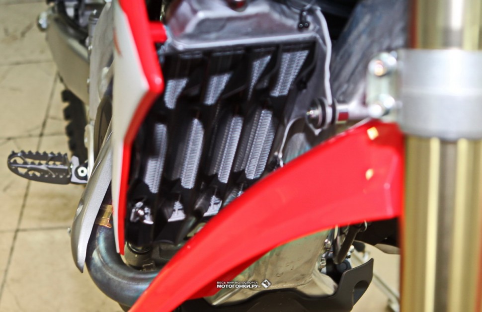 Honda CRF450RX MY17: хитрая защита радиатора от грязи - пластины расположены под углом к переднему колесу
