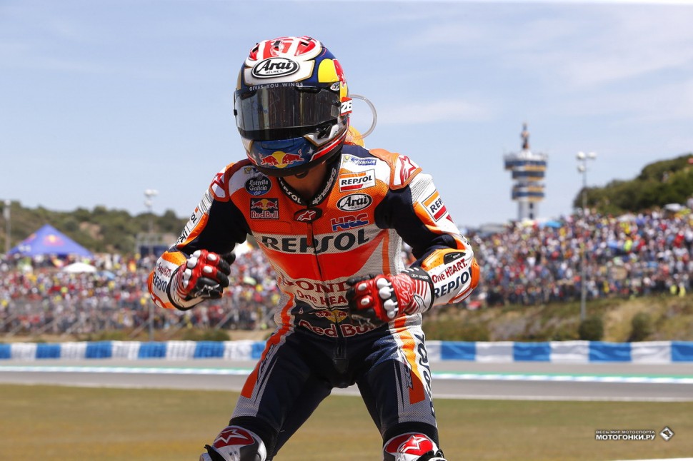 MotoGP: SpanishGP - Гран-При Испании 2017 - Дани Педроса приветствует фанатов на трибунах