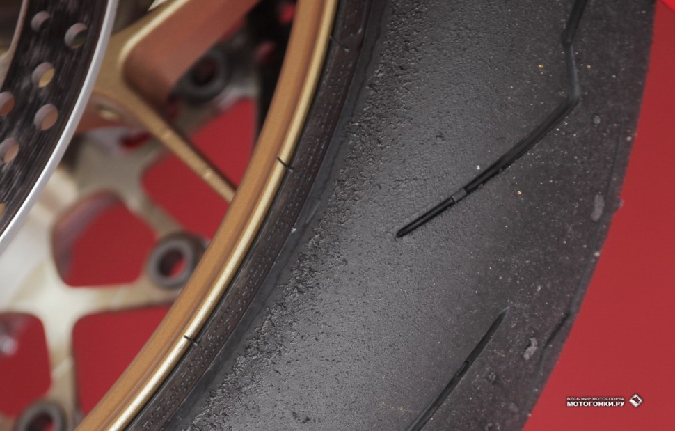 Тест-драйв Honda CBR1000SP1: состояние передней покрышки Supercorsa SP после 6 часов трековых испытаний