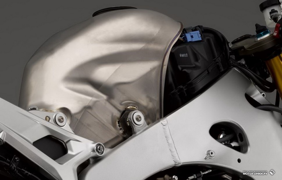 Тест-драйв Honda CBR1000RA и SP1: 16-литровый титановый бензобак, управляющая электроника - под ним