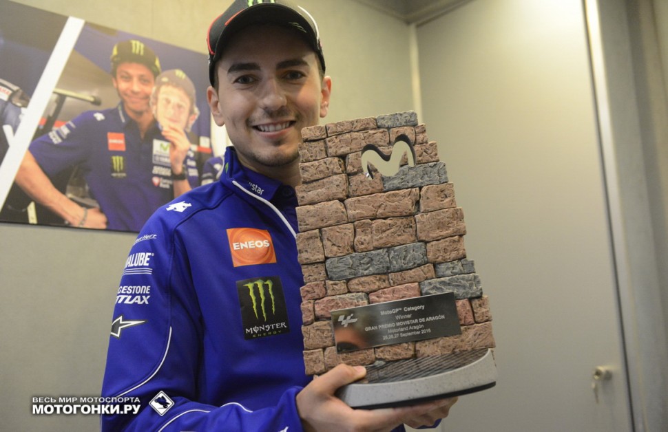 MotoGP 2015 Aragon GP 14th Round: Хорхе Лоренцо выиграл Большой Приз Арагона, дизайн которого рисовал лично