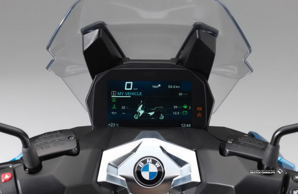 Миланский Мотосалон EICMA-2017: BMW C 400 X (2018) - приборная панель TFT 6.5 дюйма