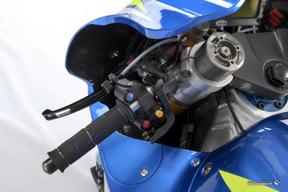 MotoGP - Suzuki GSX-RR (2018): левый пульт - кнопки смены карт зажигания на лету