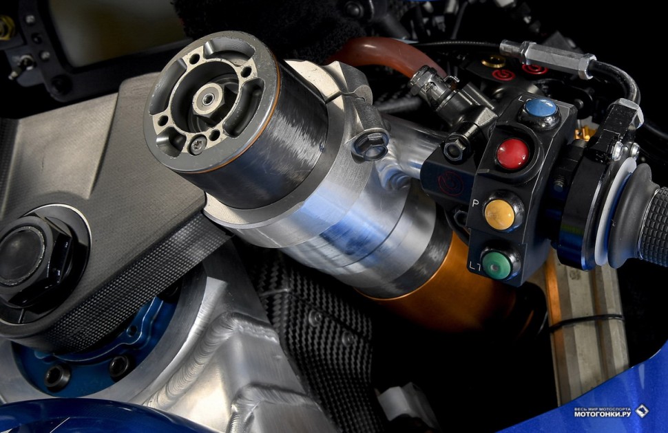 MotoGP - обновления Suzuki GSX-RR (2018): карбоновая вилка крупным планом и пульт - Launch Control/Off, Pit Limiter, Rain Light