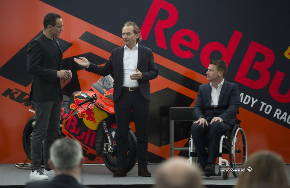 MotoGP - KTM RC16 (2018) - Презентация: Хуберт Трункенпольц (в центре) и Пит Байер (справа)
