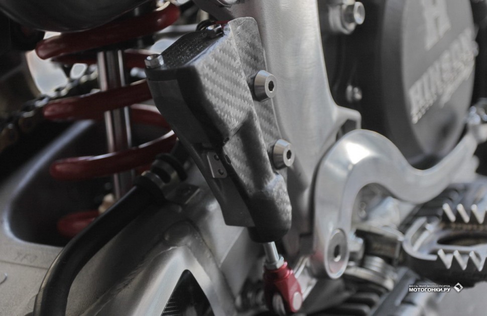 BOS GP Suzuki RM-Z450 Евгения Бобрышева - детали: защита заднего тормозного цилиндра