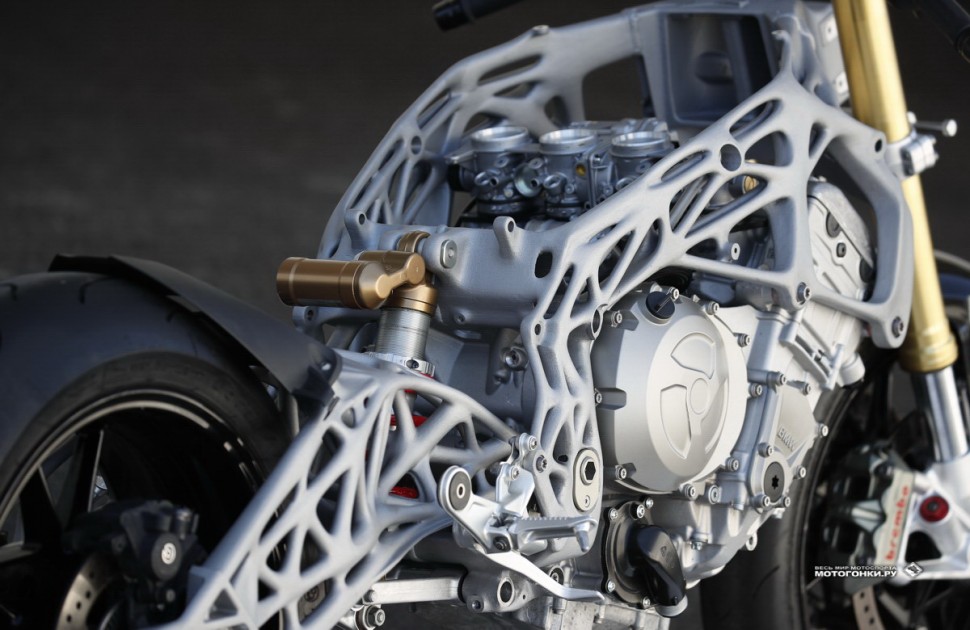 BMW S 1000 RR (2019) - на этом 3D-прототипе хорошо видно, как крепится задняя подвеска к раме Flex Frame