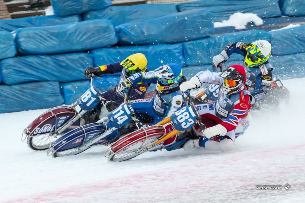 Жесткая борьба в каждом повороте - 1 этап FIM Ice Speedway Gladiators 2019 - KAZ (фото: Д.Горностаев)