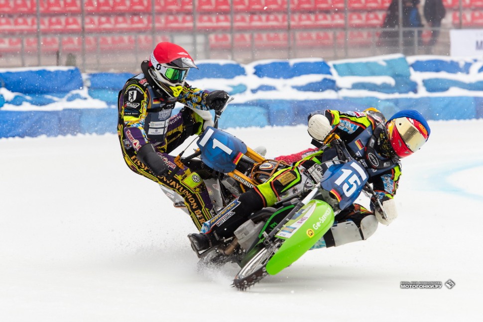 FIM Ice Speedway of Nations 2019 начался с аварии между двумя немецкими гонщиками