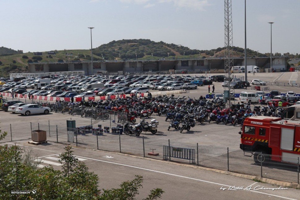 Ничего необычного, это не WSBK и не MotoGP, просто чемпионат Андалусии - гостевая парковка Circuito de Jerez полна до отказа (MotoCIV)