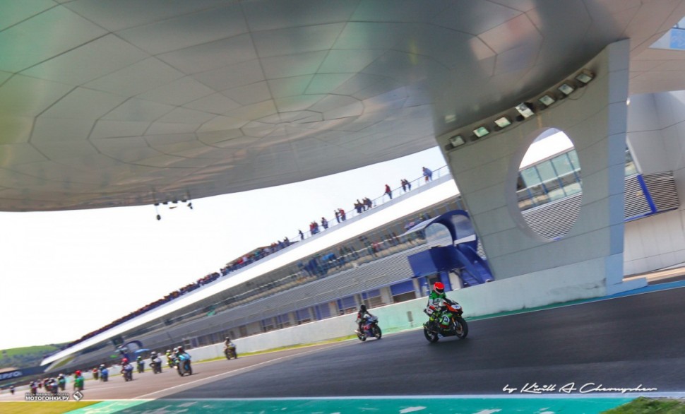MotoCIV & ESBK: старт гонки Open 600 на Circuito de Jerez