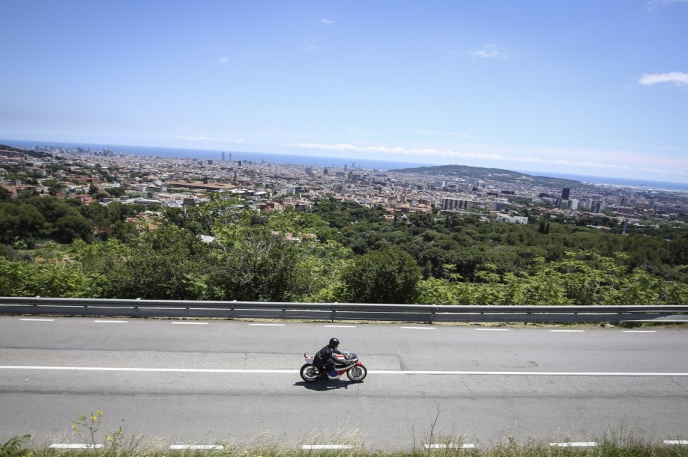 MotoGP CatalanGP - Гран-При Каталонии 2019: Маверик Виньялес на Yamaha TZ350 совершает заезд на Тибидабо