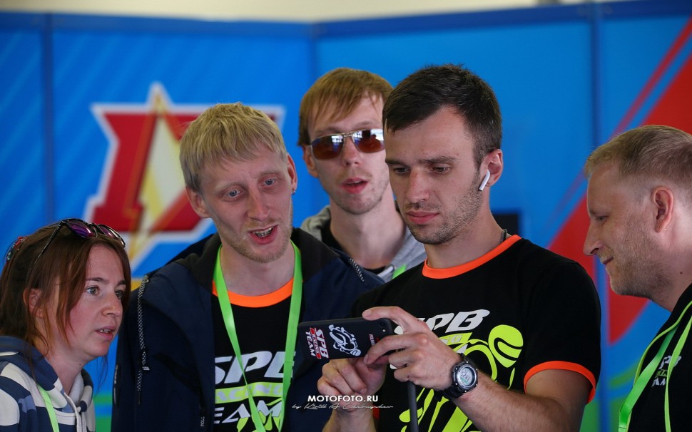RSBK FEST 2019 - Moscow Raceway: парни смотрят запись первой гонки SBK с 360-градусной бортовой камеры на мотоцикле Макара Юрченко