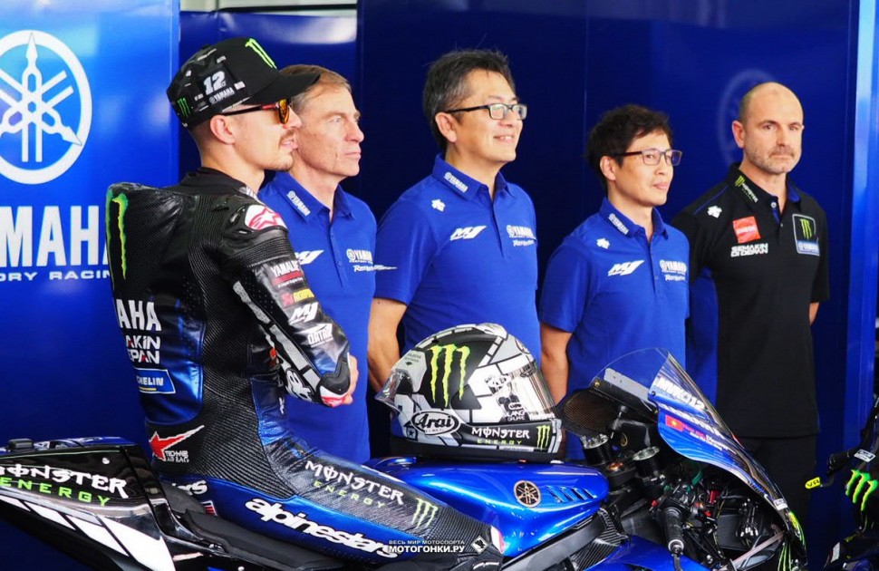Monster Energy Yamaha MotoGP и Yamaha YZR-M1 2020: Президент YMR (в центре) - Хироси Итоу