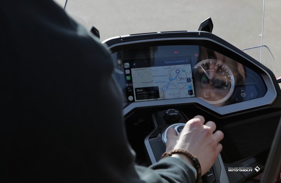 Тест-драйв Honda Gold Wing GL1800 (2018): Вуаля! Полноценная русская навигация с помощью Apple Car Play. Siri, едем в Сочи!