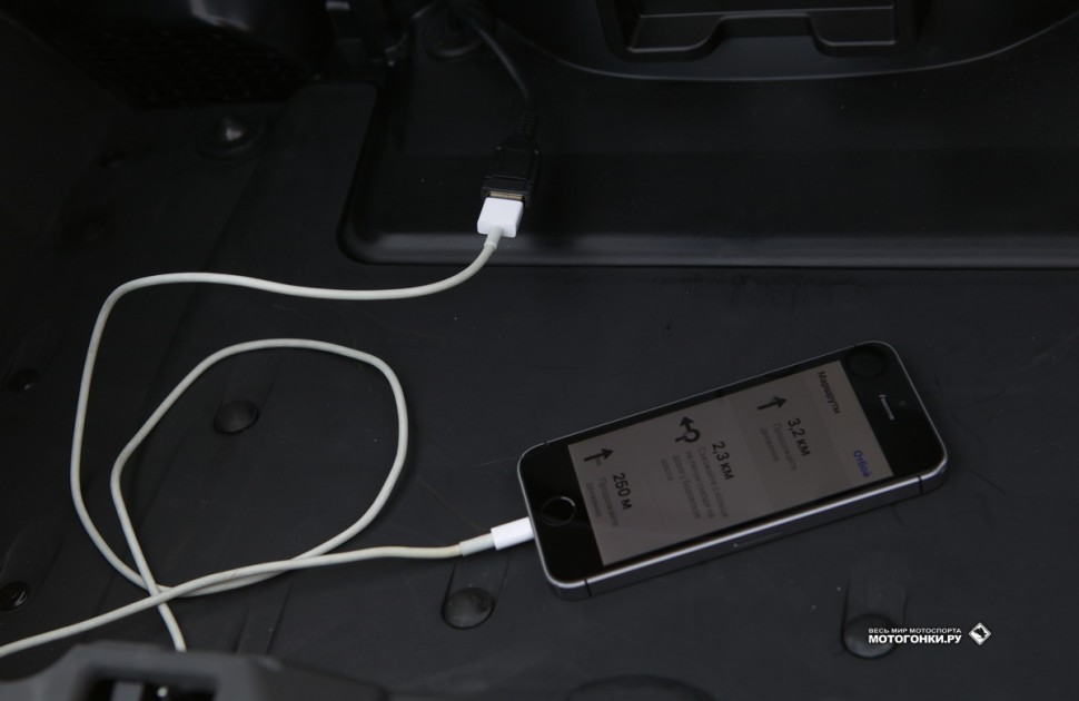 Тест-драйв Honda Gold Wing GL1800 (2018): для активации всех функций Apple Car Play iPhone нужно подсоединить через USB