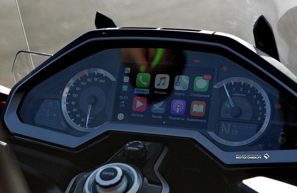 Тест-драйв Honda Gold Wing GL1800 (2018): Apple Car Play активирован! Теперь с пульта мотоцикла можно управлять всем телефоном