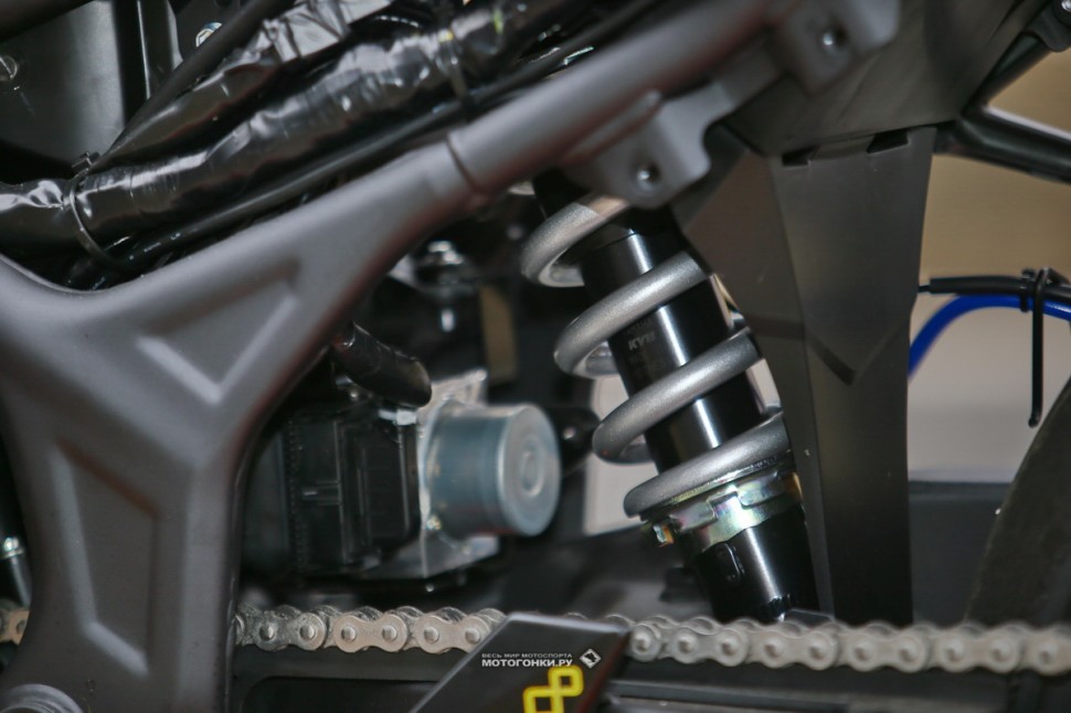 Yamaha YZF-R3 для Motorrika R3 Cup 2020: штатный задний амортизатора KYB и актуатор заднего контура ABS