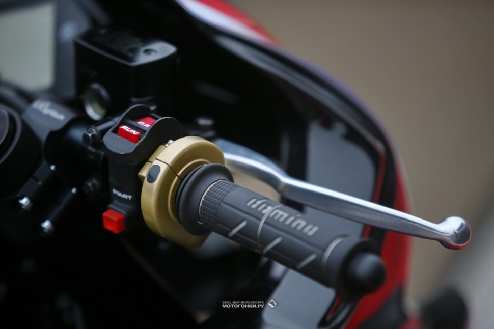 Yamaha YZF-R3 для Motorrika R3 Cup 2020: правый клипон Lightech с гоночным пультом