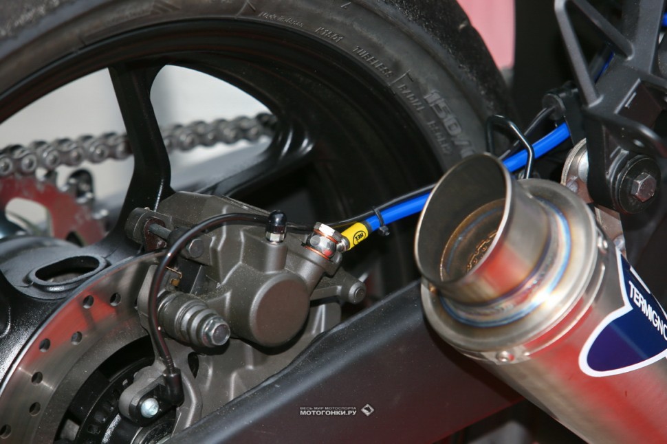 Yamaha YZF-R3 для Motorrika R3 Cup 2020: штатный задний тормоз с армированным шлангом HEL