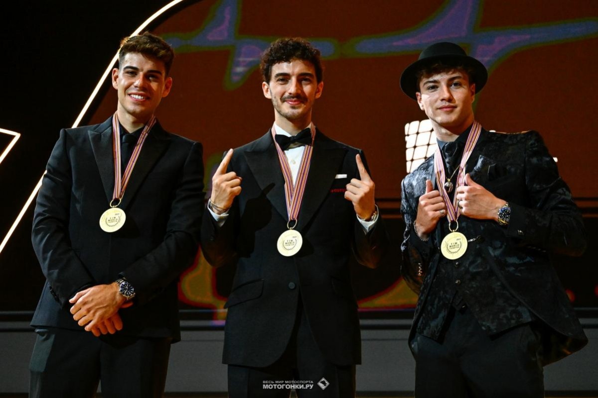 FIM MotoGP Awards 2022 слева-направо: чемпионы мира - Исан Гевара (Moto3), Пекко Баньяя (MotoGP) и Августо Фернандес (Moto2)