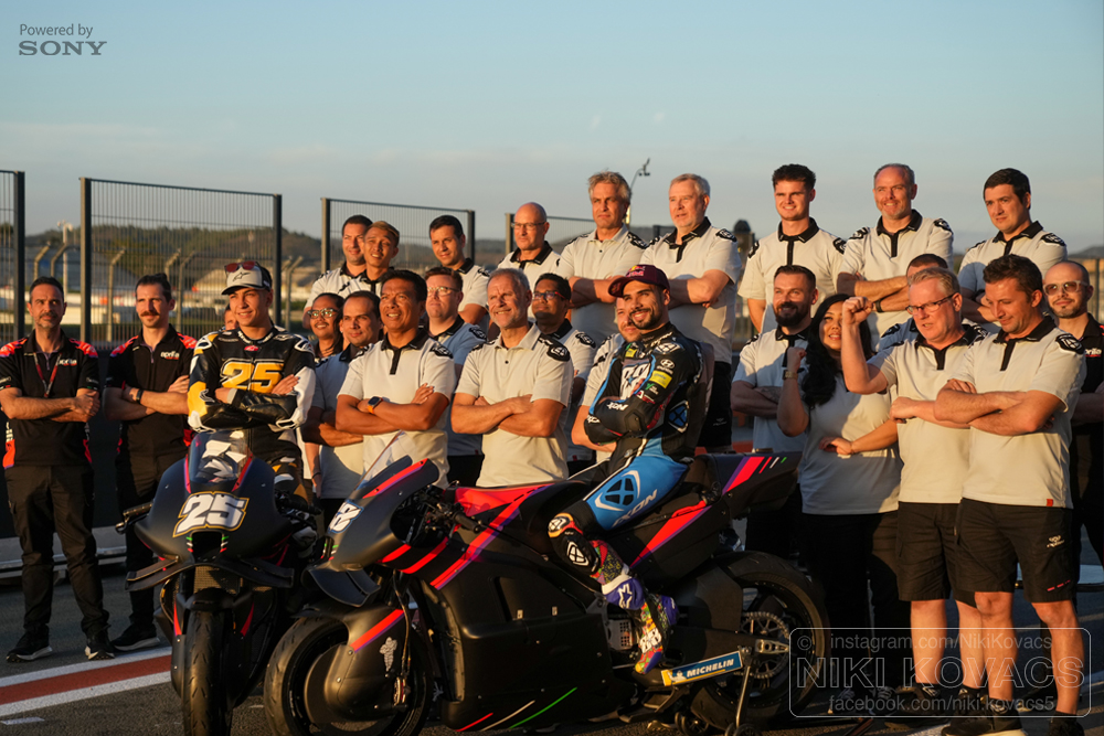 MotoGP-2023: Первые тесты нового сезона - IRTA Valencia: Aprilia RNF - первая семейная фотка 2023 года