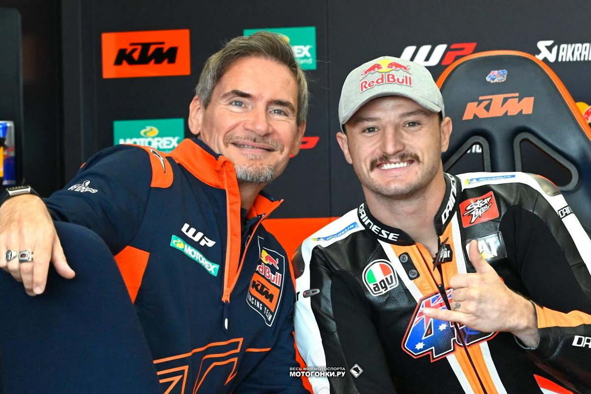 MotoGP-2023: Первые тесты нового сезона - IRTA Valencia: Джек Миллер и его шеф Кристиан Пупулен в цветах KTM