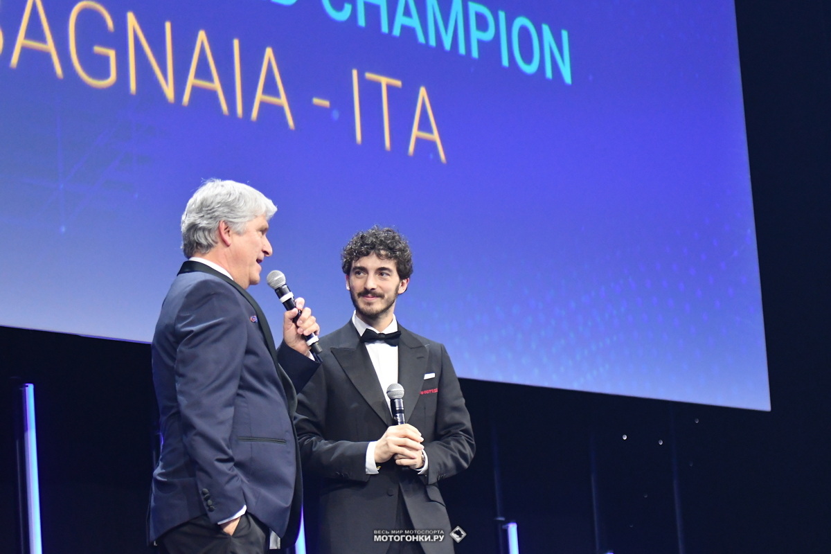 FIM Awards 2022: Президент FIM Жорж Виегас и чемпион MotoGP Франческо Баньяя