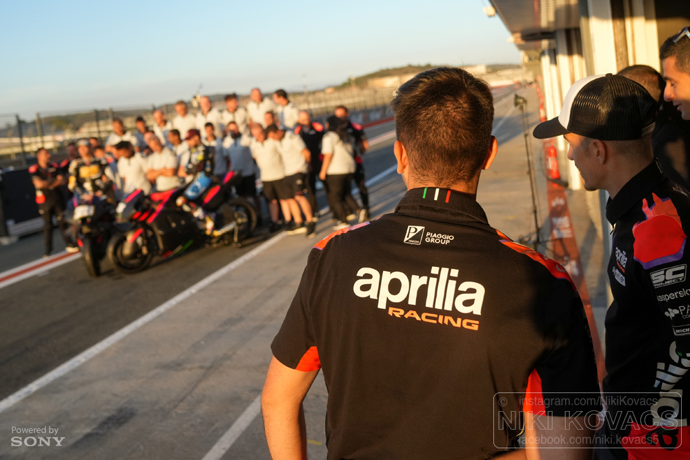 MotoGP-2023: Первые тесты нового сезона - IRTA Valencia: Aprilia RNF - первая семейная фотка 2023 года