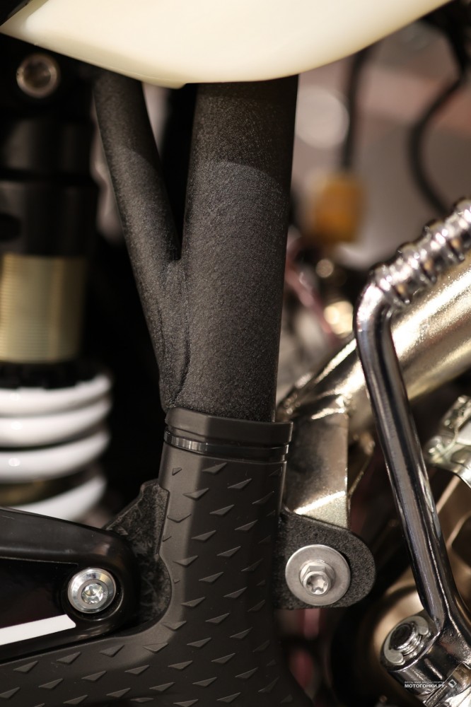 Мотоциклы эндуро K2R (2023) в деталях: глубокая обработка стальной рамы и сварных швов порошковой краской