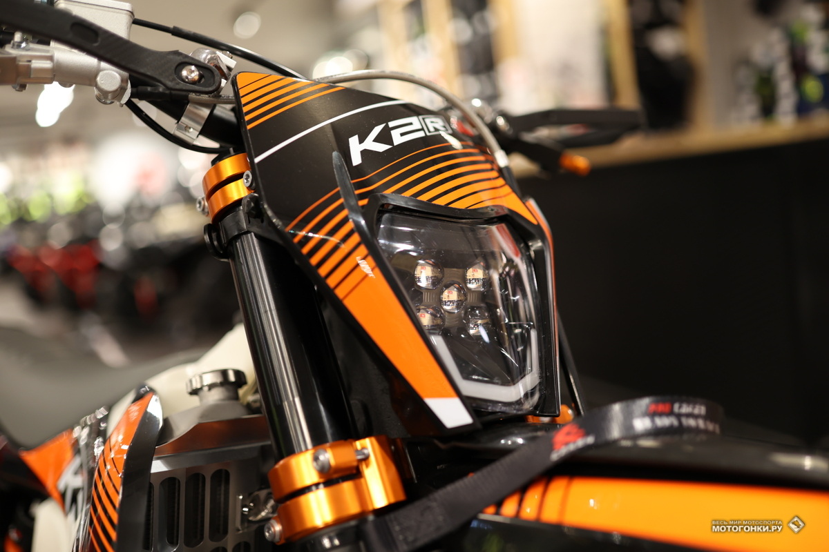 Мотоциклы эндуро K2R (2023) в деталях - все мотоциклы оснащены светодиодными фарами в базовой комплектации