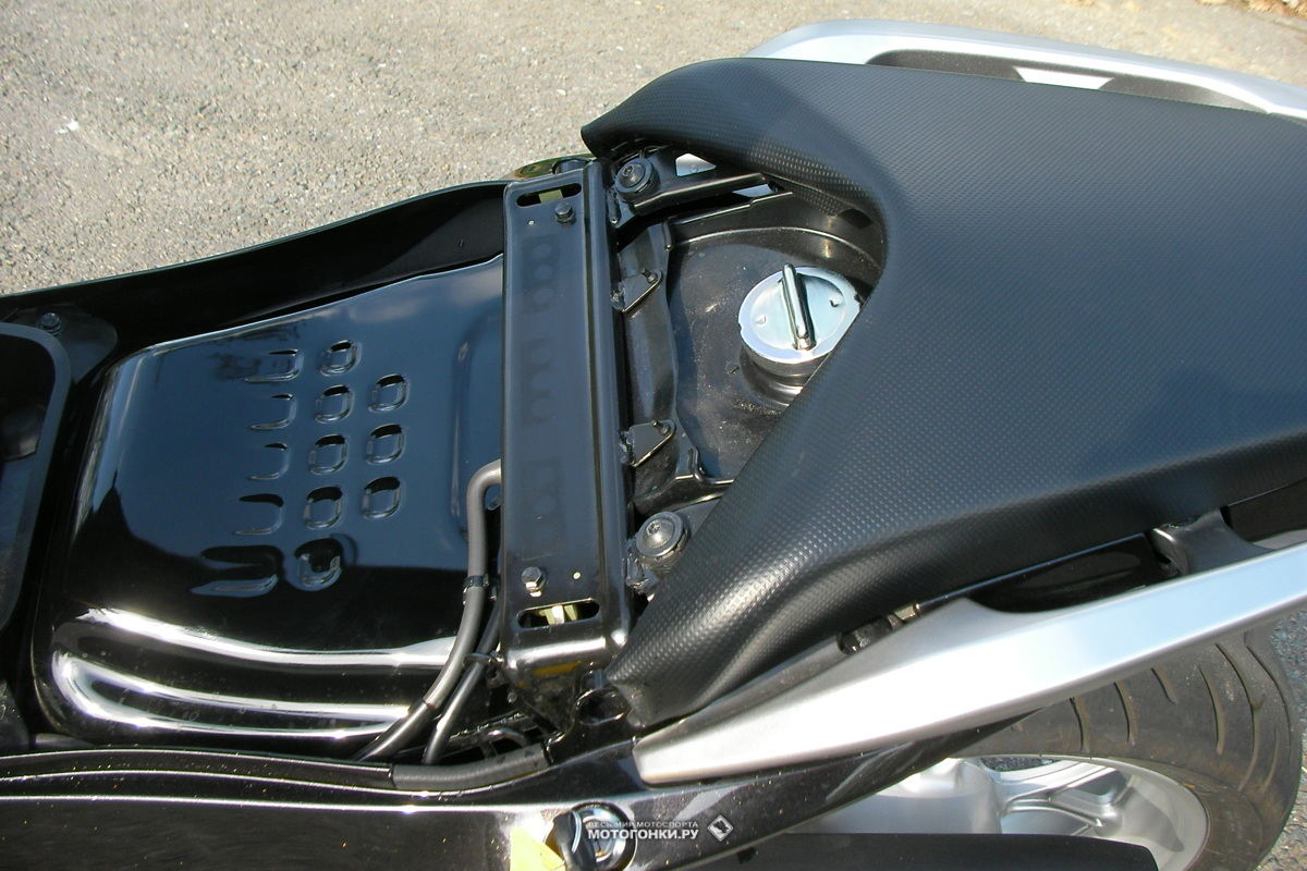 Тест-драйв Honda Integra NC700D: бензобак расположен под сиденьем, заправочная горловина - под пассажирским